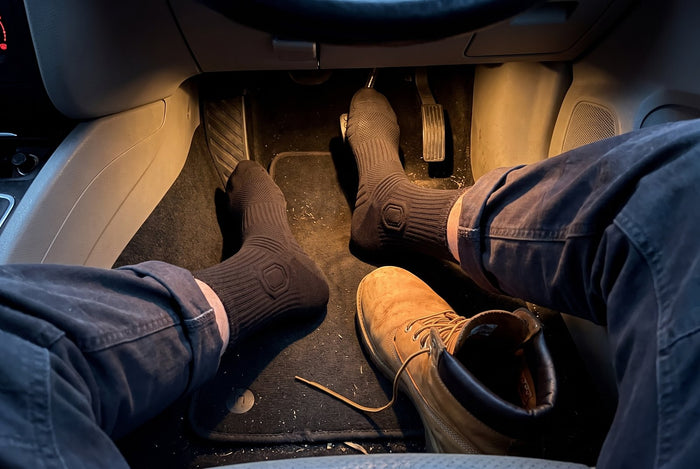 Chaussettes HARDSEN dans la voiture après la journée, chaussure de travail enlevée